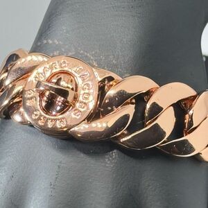 Marc by Marc Jacobs Chunky Turn lock closure
Bracelet in Rose Gold